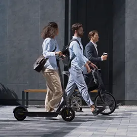 Velo, trottinette et skateboard
